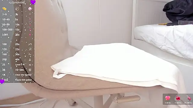 Snapshot of laura-hills18 chatting on October 1, 2025, 12:20 pm laura-hills18 online show from October 1, 2025, 12:20 pm