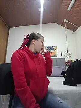 karlamorris  online show from December 4, 2025, 1:43 pm