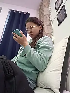 karlamorris  online show from November 4, 2025, 2:10 pm