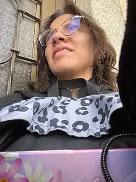 karlamorris  online show from April 9, 2026, 1:06 pm