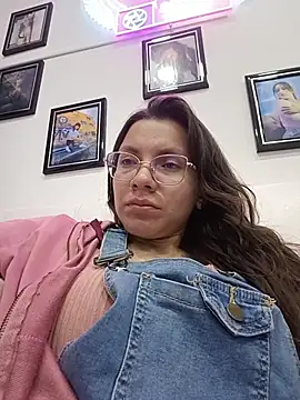 karlamorris  online show from November 15, 2025, 4:44 pm