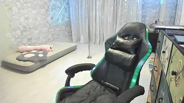 JessicaFamee online show from April 1, 2026, 11:34 pm