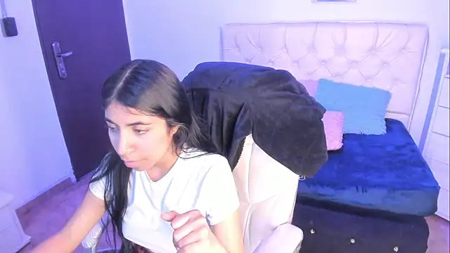 lunitaa18 online show from December 22, 2025, 8:42 pm