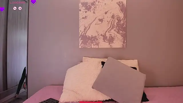 Snapshot of LynnSam_ chatting on October 4, 2025, 11:28 pm LynnSam online show from October 4, 2025, 11:28 pm