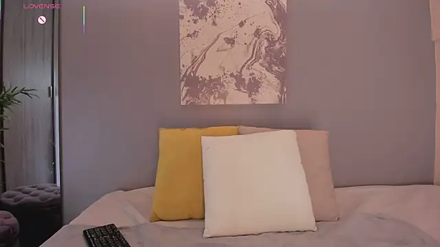 Snapshot of LynnSam_ chatting on October 24, 2025, 11:26 pm LynnSam online show from October 24, 2025, 11:26 pm