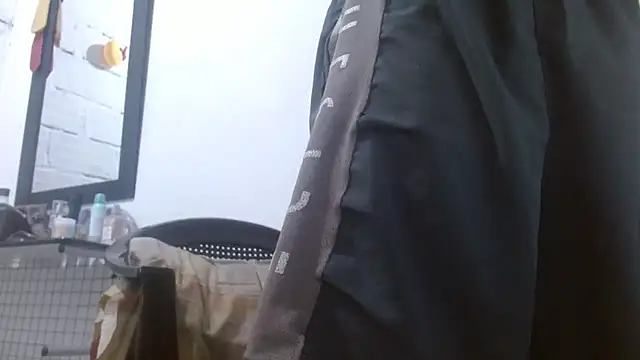 Snapshot of Larry-n-clouds chatting on February 1, 2026, 7:01 pm Larry-n-clouds online show from February 1, 2026, 7:01 pm