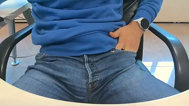 Snapshot of alessandroman2114 chatting on October 30, 2025, 11:30 am alessandroman2114 online show from October 30, 2025, 11:30 am