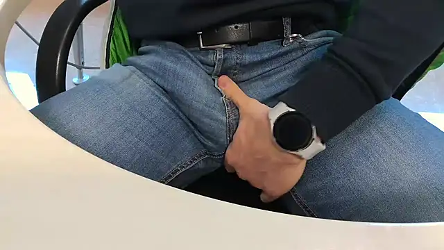 Snapshot of alessandroman2114 chatting on February 18, 2025, 11:33 am alessandroman2114 online show from February 18, 2025, 11:33 am