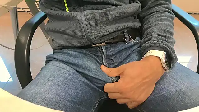 Snapshot of alessandroman2114 chatting on October 23, 2025, 10:36 am alessandroman2114 online show from October 23, 2025, 10:36 am