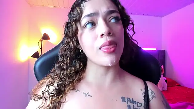 Snapshot of KayllaEvanss_ chatting on November 2, 2025, 4:56 pm KayllaEvanss online show from November 2, 2025, 4:56 pm