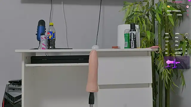 Snapshot of luckyalice_ chatting on December 16, 2025, 8:02 pm luckyalice online show from December 16, 2025, 8:02 pm