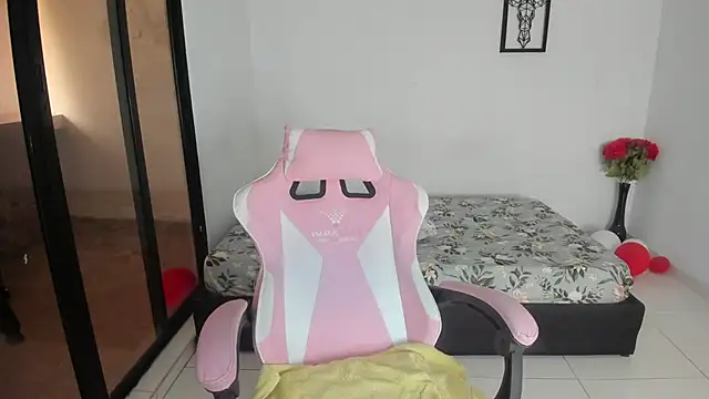 Snapshot of julinee_smithh chatting on October 29, 2025, 12:48 pm julinee smithh online show from October 29, 2025, 12:48 pm