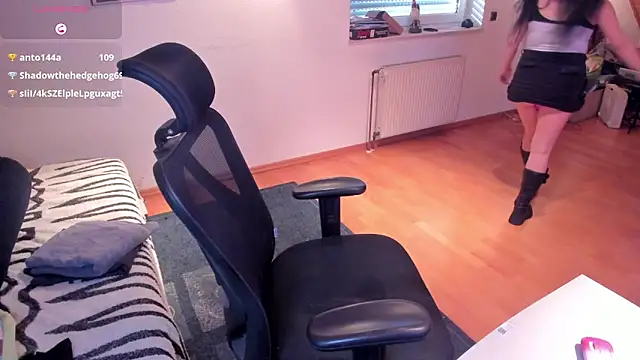 chica Hetfield online show from November 5, 2025, 2:09 pm