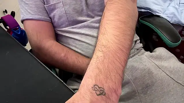 vogliososexboy1993 online show from November 19, 2025, 9:37 pm