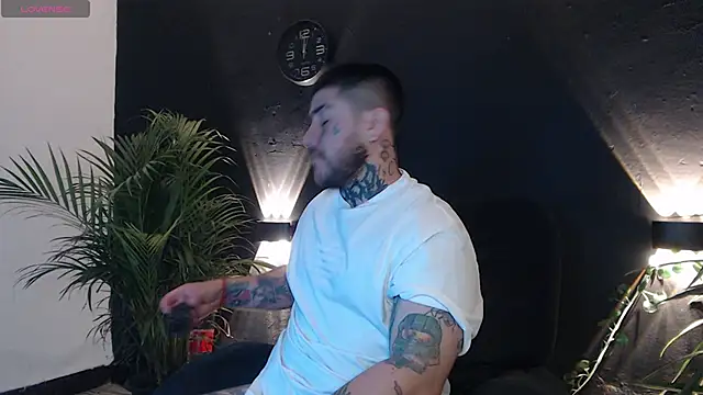 Snapshot of Ash_gusbig chatting on February 14, 2025, 3:33 am Ash gusbig online show from February 14, 2025, 3:33 am