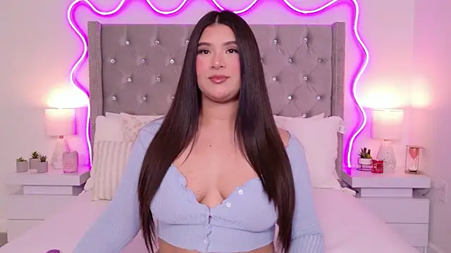 JuliaSUMMERS2022 online show from February 21, 2026, 12:01 am