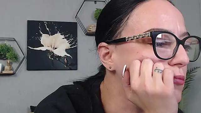 Snapshot of IzabelllNoir chatting on January 10, 2026, 10:43 am IzabelllNoir online show from January 10, 2026, 10:43 am