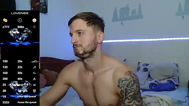 cuple hoot  online show from October 3, 2025, 10:00 pm