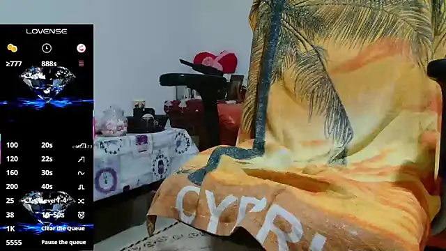 cuple hoot  online show from October 31, 2025, 3:41 pm