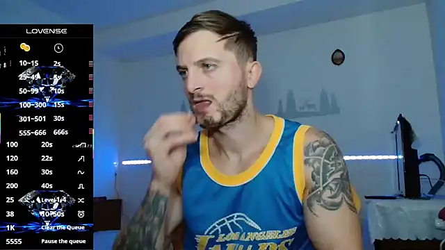 cuple hoot  online show from October 5, 2025, 7:59 pm