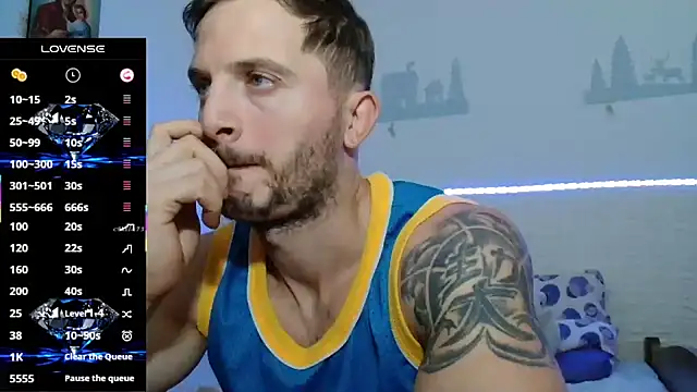 cuple hoot  online show from October 4, 2025, 3:35 pm