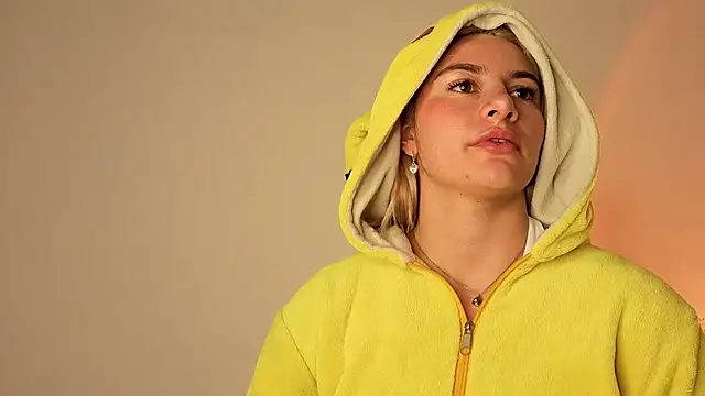 AtheneaRossi online show from December 13, 2025, 8:04 pm