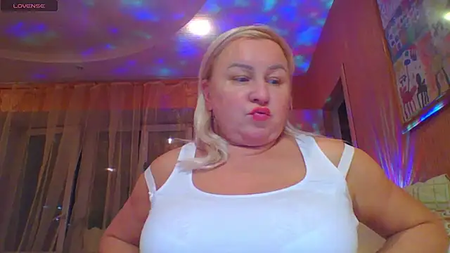 Snapshot of mira_robinsonnn chatting on October 29, 2025, 1:54 pm mira robinsonnn online show from October 29, 2025, 1:54 pm