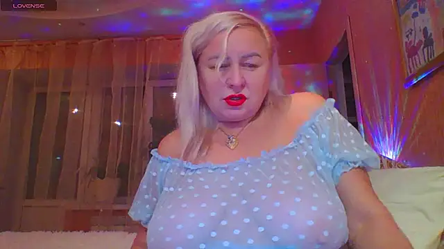 Snapshot of mira_robinsonnn chatting on October 22, 2025, 8:30 pm mira robinsonnn online show from October 22, 2025, 8:30 pm