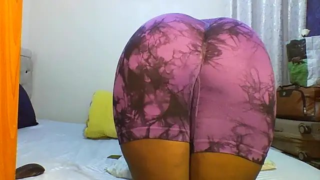 Snapshot of Petitiebooty chatting on October 27, 2025, 7:20 am Petitiebooty online show from October 27, 2025, 7:20 am