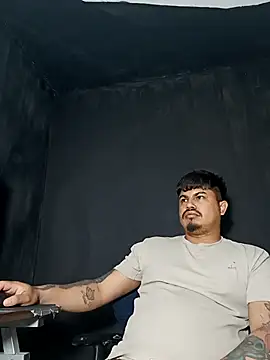 Snapshot of DickMasterfindom chatting on December 15, 2025, 5:35 am DickMasterfindom online show from December 15, 2025, 5:35 am