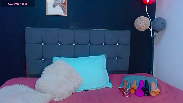 candy lux  online show from November 19, 2025, 6:52 pm