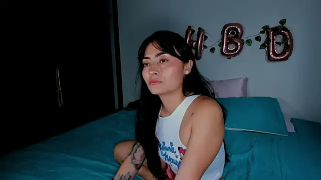 Snapshot of Lauren_A chatting on December 21, 2025, 9:04 pm Lauren A online show from December 21, 2025, 9:04 pm