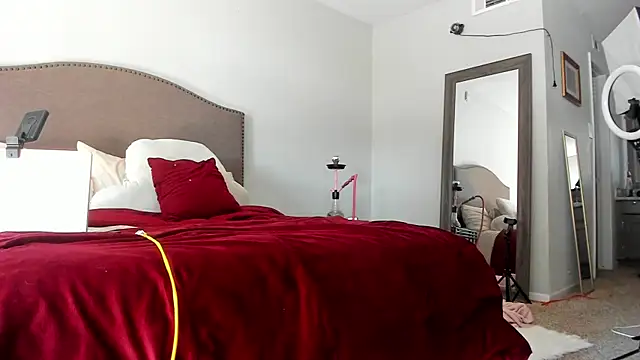 yiauana online show from September 28, 2025, 5:31 pm