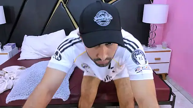 MilanZaire online show from November 9, 2025, 9:30 pm