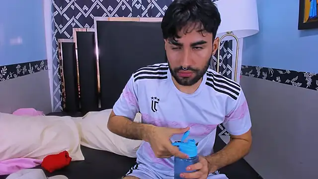 MilanZaire online show from October 22, 2025, 12:43 am