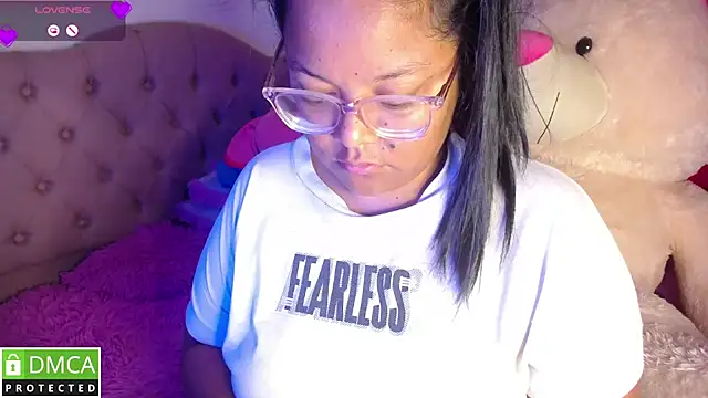 Snapshot of KittyHot20 chatting on December 17, 2025, 5:18 pm KittyHot20 online show from December 17, 2025, 5:18 pm