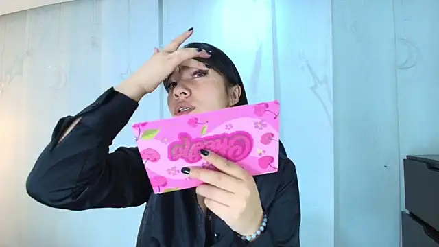 Snapshot of lina_bedoya_ chatting on December 15, 2025, 11:49 am lina bedoya online show from December 15, 2025, 11:49 am