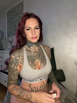 Snapshot of AileenInkOfficial chatting on November 11, 2025, 8:25 pm AileenInkOfficial online show from November 11, 2025, 8:25 pm