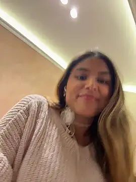 Snapshot of SaraParisi chatting on December 15, 2025, 10:15 pm SaraParisi online show from December 15, 2025, 10:15 pm