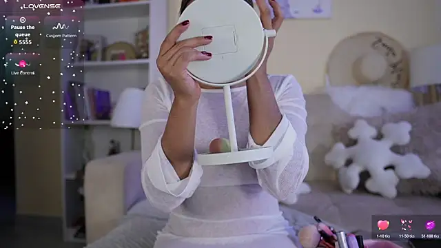 Snapshot of SaraParisi chatting on November 8, 2025, 10:35 pm SaraParisi online show from November 8, 2025, 10:35 pm