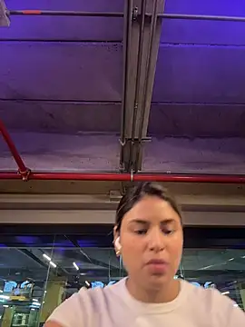 Snapshot of SaraParisi chatting on November 5, 2025, 4:21 pm SaraParisi online show from November 5, 2025, 4:21 pm