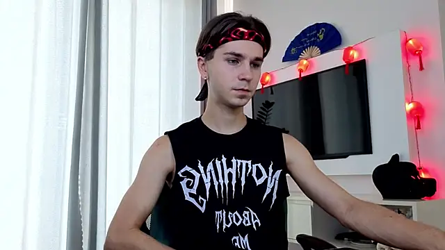 Joseph  Quinn online show from April 10, 2026, 1:23 am