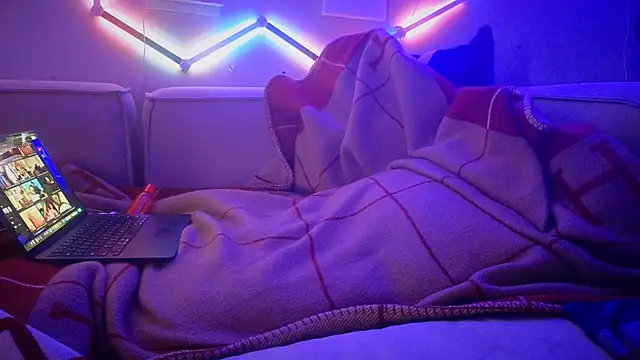 Snapshot of YouLikeBigDick9 chatting on October 15, 2025, 6:44 am YouLikeBigDick9 online show from October 15, 2025, 6:44 am