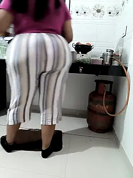 Snapshot of Selina_6 chatting on December 21, 2024, 1:42 pm Selina 6 online show from December 21, 2024, 1:42 pm