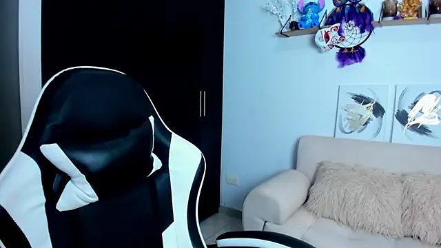 AilynRed online show from December 16, 2025, 7:51 pm