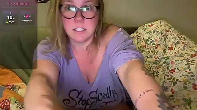 Snapshot of GlitterKitty108 chatting on November 18, 2025, 10:29 am GlitterKitty108 online show from November 18, 2025, 10:29 am