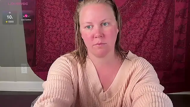 Snapshot of GlitterKitty108 chatting on October 24, 2025, 12:59 pm GlitterKitty108 online show from October 24, 2025, 12:59 pm