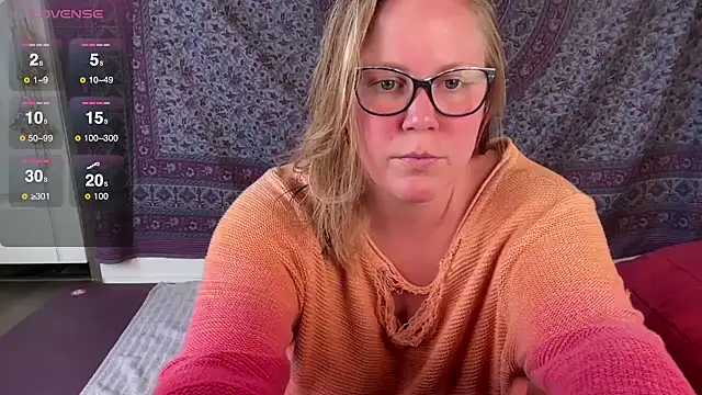 Snapshot of GlitterKitty108 chatting on October 7, 2025, 1:23 pm GlitterKitty108 online show from October 7, 2025, 1:23 pm