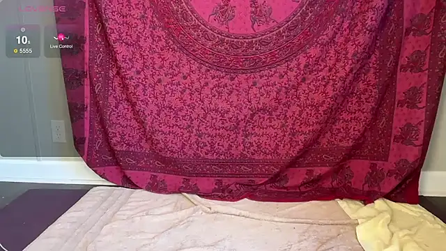 Snapshot of GlitterKitty108 chatting on November 15, 2025, 2:32 pm GlitterKitty108 online show from November 15, 2025, 2:32 pm