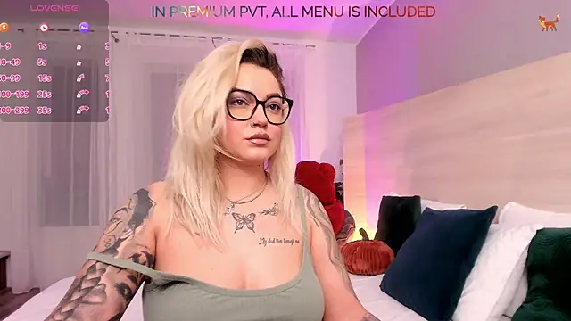 Snapshot of FoxxyClarise chatting on December 16, 2025, 9:19 pm FoxxyClarise online show from December 16, 2025, 9:19 pm